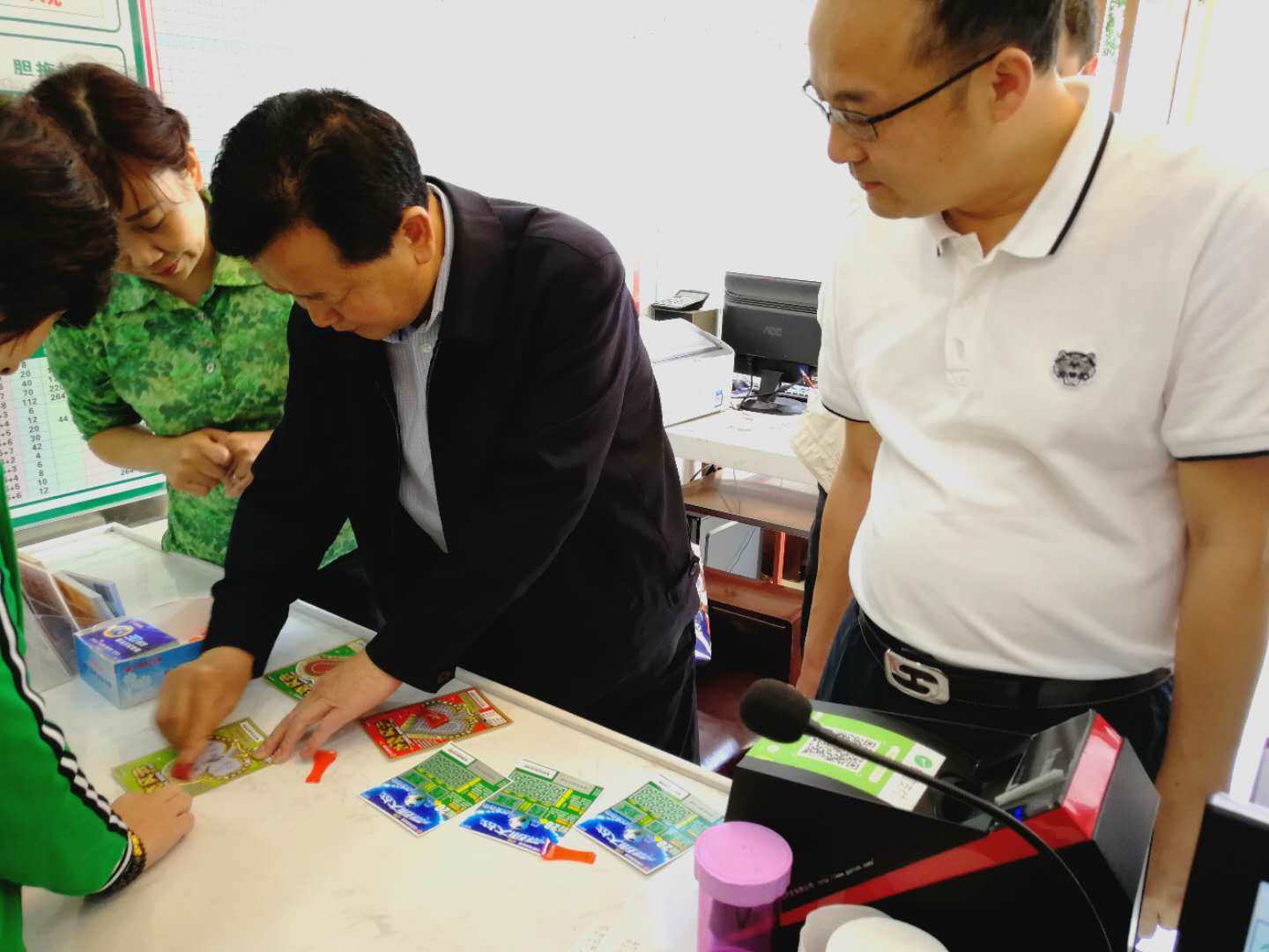 在宜宾市民政局余小洋副局长，福利科罗敏科长的陪同下，刘家鹏厅长、江