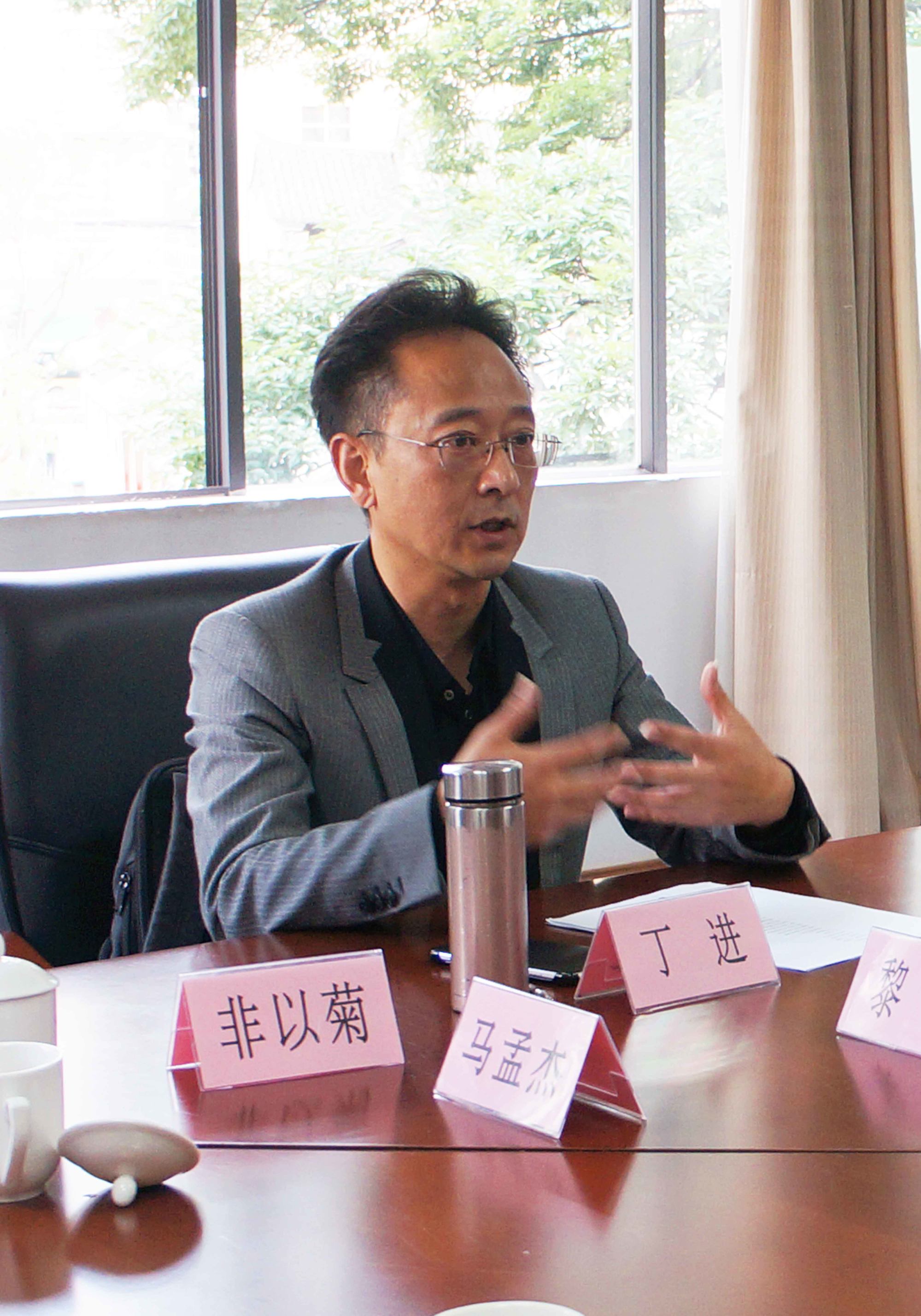 相信中华民族的伟大复兴就会早一天到来!民进昆明市委非公支部副主任丁进