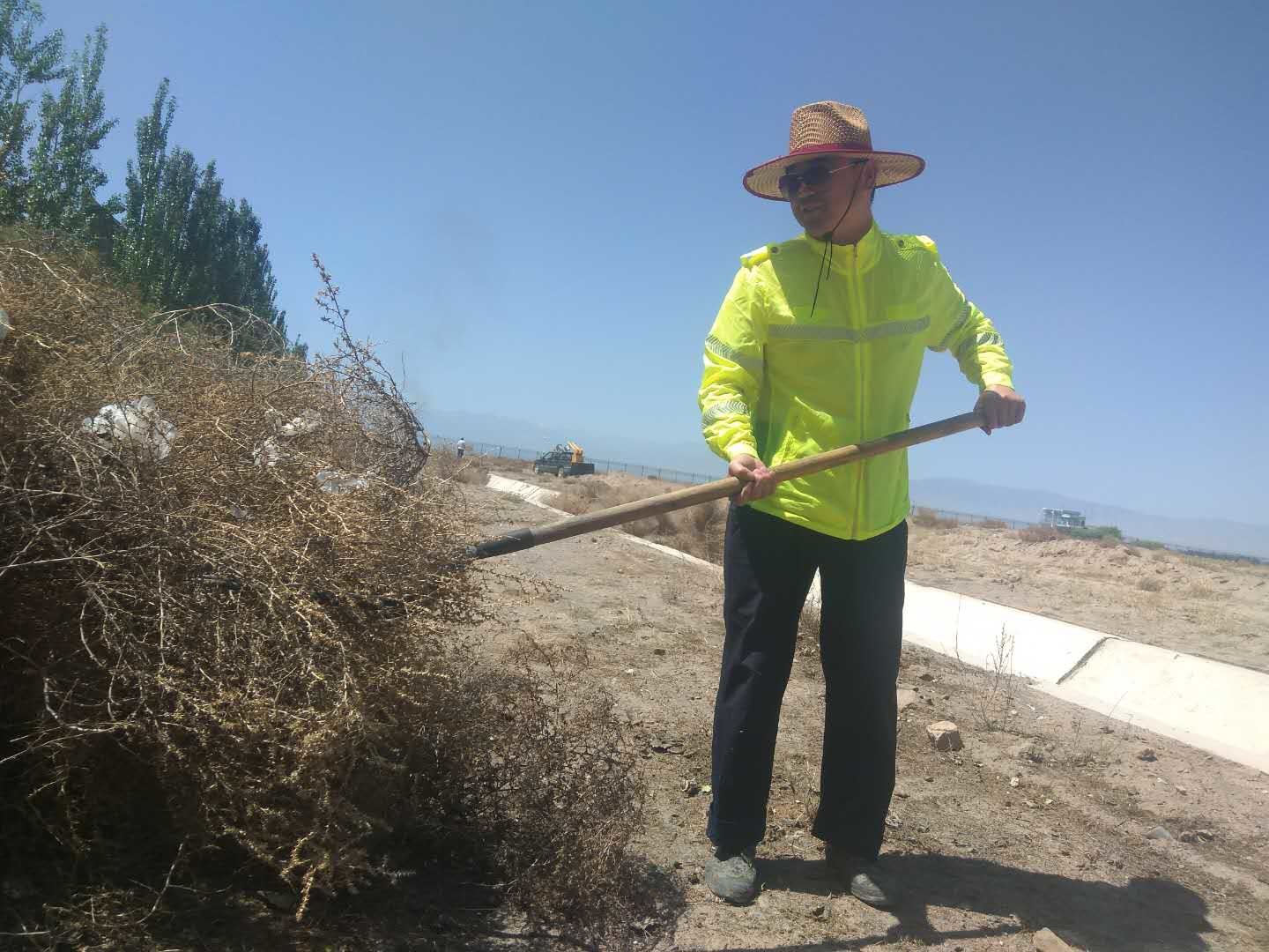 协助场务清理排洪沟杂草 本月，降水频繁，为防止排洪沟堵塞，确保排水畅